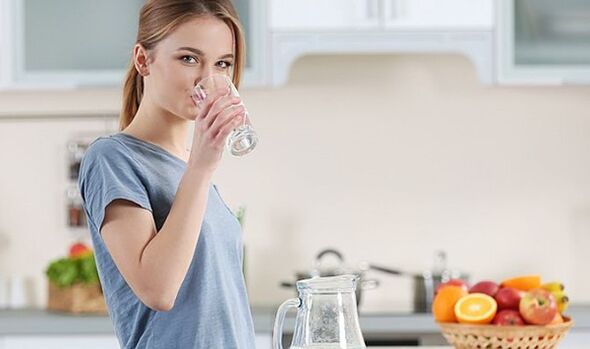 A girl wants to lose weight through a water diet