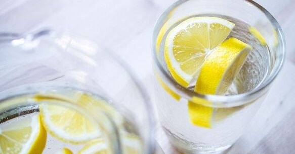 Adding lemon juice to water can make it easier to stick to a water diet. 