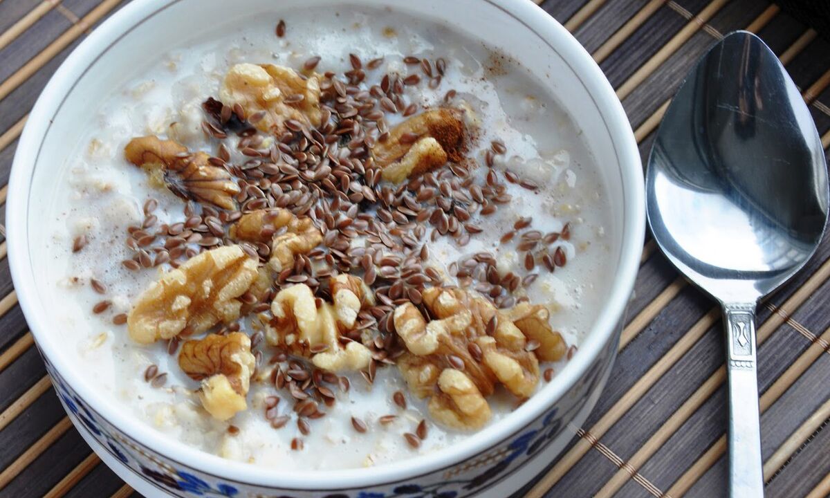 Flax seed milk porridge-a healthy breakfast for people who lose weight